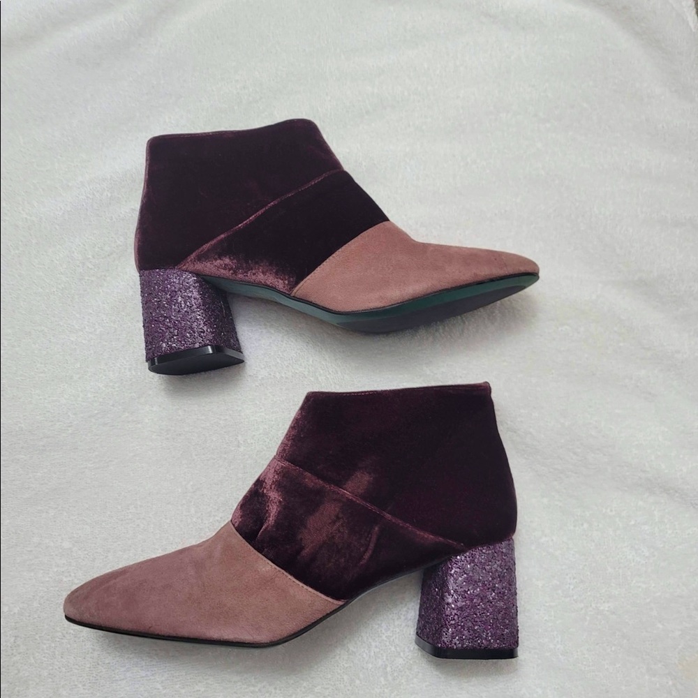 WOMEN’S ANTHROPOLOGIE LAB GLITTER
SUEDE ANKLE BOOTS
MAUVE VELVET Size 10.5